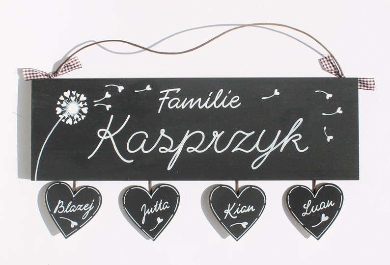 Türschild Familie aus Holz mit Name personalisiert. Holzschild mit Aufhängekordel für die Haustür. Ausgefallenes Hochzeitsgeschenk, Geschenk zum Einzug, Geburtstag, Valentinstag, Muttertag. Familienschild, Haustürschild für das Zuhause.