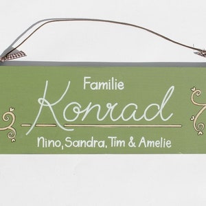 Türschild Familie aus Holz mit Name personalisiert. Holzschild mit Aufhängekordel für die Haustür. Ausgefallenes Geschenk zum Einzug, Umzug, Geburtstag, Valentinstag, Muttertag, Vatertag. Familienschild, Haustürschild für das Zuhause.