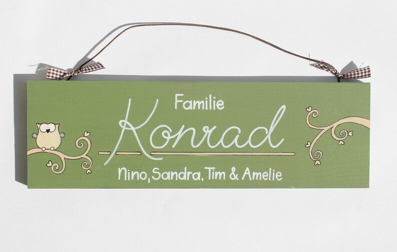 Türschild Familie aus Holz mit Name personalisiert. Holzschild mit Aufhängekordel für die Haustür. Ausgefallenes Geschenk zum Einzug, Umzug, Geburtstag, Valentinstag, Muttertag, Vatertag. Familienschild, Haustürschild für das Zuhause.