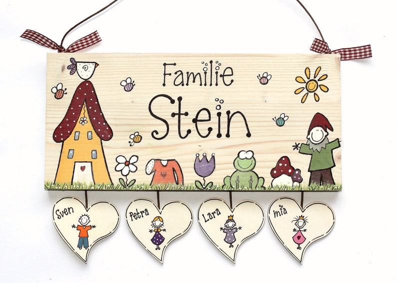 Türschild Familie aus Holz mit Name personalisiert. Holzschild mit Aufhängekordel für die Haustür. Ausgefallenes Hochzeitsgeschenk, Geschenk zum Einzug, Geburtstag, Valentinstag, Muttertag. Familienschild, Haustürschild für das Zuhause.