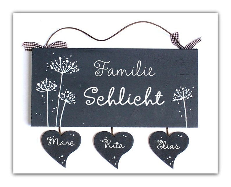 Türschild Familie aus Holz mit Name personalisiert. Holzschild mit Aufhängekordel für die Haustür. Ausgefallenes Hochzeitsgeschenk, Geschenk zum Einzug, Geburtstag, Valentinstag, Muttertag. Familienschild, Haustürschild für das Zuhause.