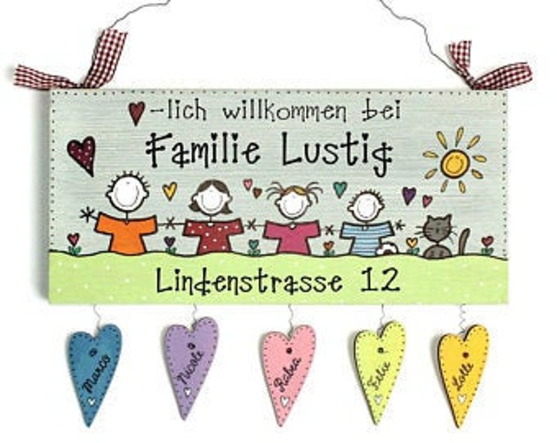 Türschild Familie aus Holz mit Namen personalisiert. Holzschild, Namensschild handbemalt. Haustürschild, Familienschild mit Figuren und Herzanhänger.  Eingangsschild für das Zuhause. Individuelles Einzugsgeschenk / Hochzeitsgeschenk.