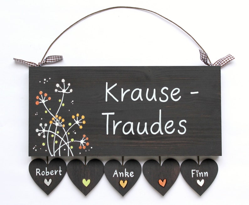 Türschild Familie aus Holz mit Name personalisiert. Holzschild mit Aufhängekordel für die Haustür. Ausgefallenes Hochzeitsgeschenk, Geschenk zum Einzug, Geburtstag, Valentinstag, Muttertag. Familienschild, Haustürschild für das Zuhause.