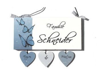 personalisiertes Geschenk für Paare. Hochzeitsgeschenk Türschild aus Holz mit Namen personalisiert. Holzschild mit Schmetterlinge handbemalt