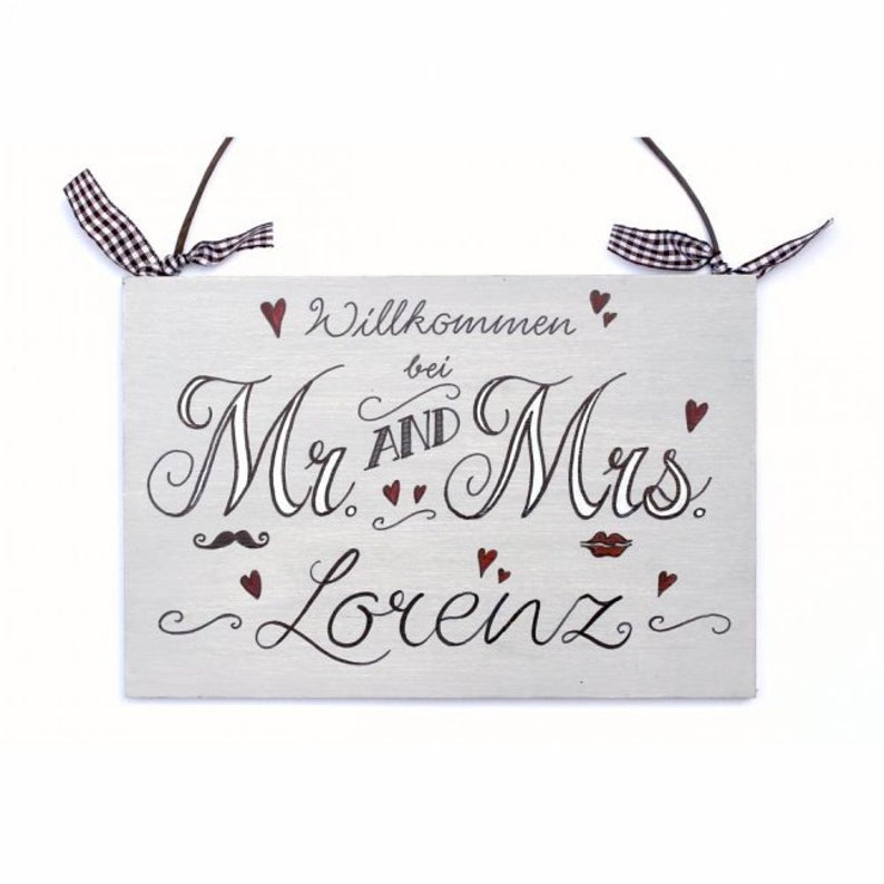 Türschild Mr. & Mrs. aus Holz mit Namen personalisiert. Holzschild Wiilkommen, Familienschild handbemalt, Haustürschild mit Aufhängekordel. Holztürschild, Willkommensschild für Zuhause. Geschenk zu Hochzeit, Geburt, Umzug, Einzug, Weihnachten.