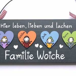 Türschild Familie aus Holz mit Namen personalisiert. Holzschild, Namensschild mit Herzen und Figuren. Haustürschild, Familienschild mit Aufhängekordel. Eingangsschild für das Zuhause. Individuelles Einzugsgeschenk / Hochzeitsgeschenk.