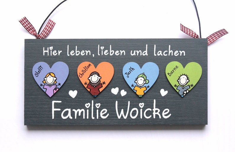 Türschild Familie aus Holz mit Namen personalisiert. Holzschild, Namensschild mit Herzen und Figuren. Haustürschild, Familienschild mit Aufhängekordel. Eingangsschild für das Zuhause. Individuelles Einzugsgeschenk / Hochzeitsgeschenk.