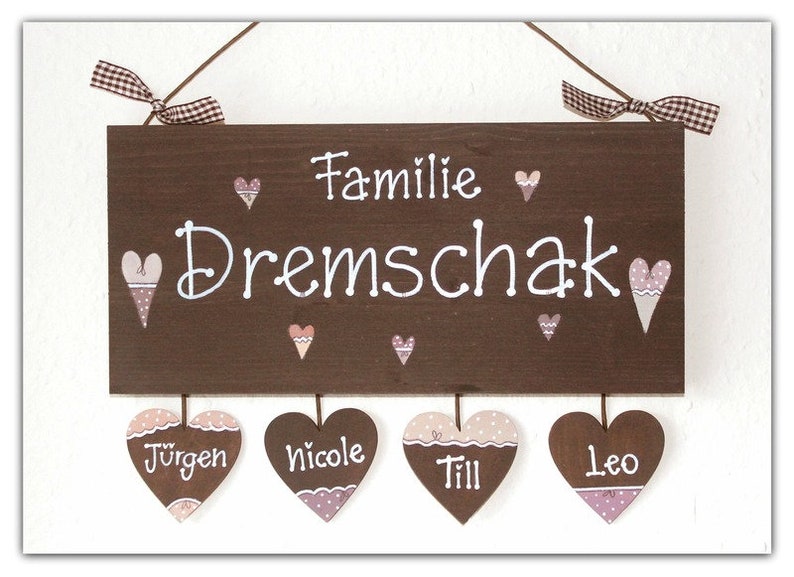 Türschild Familie aus Holz mit Name personalisiert. Holzschild mit Aufhängekordel für die Haustür. Ausgefallenes Geschenk zum Einzug, Umzug, Geburtstag, Valentinstag, Muttertag, Vatertag. Familienschild, Haustürschild für das Zuhause.