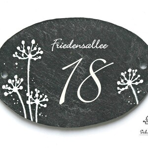 Ovales Türschild Familie aus Schiefer personalisiert mit Name. Wetterfestes Schieferschild, Namensschild Pusteblumen. Haustürschild, Familienschild, Willkommensschild handbemalt. Geschenk Hochzeit, Geburt, Einzug, Geburtstag, Weihnachtsgeschenk.