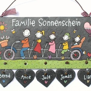 Türschild Familie aus Schiefer personalisiert mit Namen und Figuren auf Fahrrad. Wetterfestes Schieferschild mit Herzanhänger. Namensschild, Haustürschild, Familienschild handbemalt. Geschenk Hochzeit, Geburt, Einzug, Weihnachtsgeschenk.