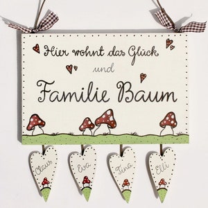 Türschild Familie aus Holz mit Namen personalisiert. Holzschild mit Herzanhänger, Familienschild handbemalt, Haustürschild mit Pilzen. Holztürschild, Willkommensschild für Zuhause. Geschenk zu Hochzeit, Geburt, Umzug, Einzug, Weihnachten.