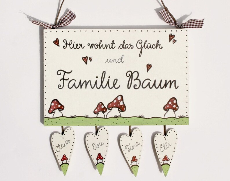 Türschild Familie aus Holz mit Namen personalisiert. Holzschild mit Herzanhänger, Familienschild handbemalt, Haustürschild mit Pilzen. Holztürschild, Willkommensschild für Zuhause. Geschenk zu Hochzeit, Geburt, Umzug, Einzug, Weihnachten.