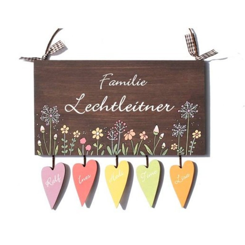 Türschild Familie aus Holz mit Name personalisiert. Holzschild mit Aufhängekordel für die Haustür. Ausgefallenes Geschenk zum Einzug, Umzug, Geburtstag, Valentinstag, Muttertag, Vatertag. Familienschild, Haustürschild für das Zuhause.