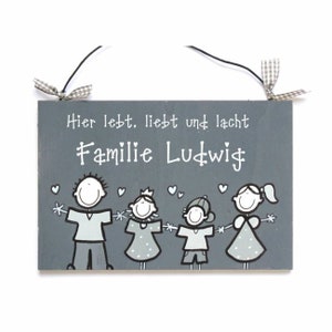 Graues Türschild Familie aus Holz mit Name personalisiert. Holzschild mit Figuren, Familienschild in grautönen handbemalt, Haustürschild, Holztürschild, Willkommensschild für Zuhause. Geschenk zu Hochzeit, Geburt, Umzug, Einzug, Weihnachten.