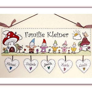 Türschild Familie aus Holz mit Namen personalisiert. Holzschild, Namensschild mit Zwergen handbemalt. Haustürschild mit Herzanhänger. Familienschild mit Aufhängekordel. Eingangsschild für das Zuhause. Einzugsgeschenk / Hochzeitsgeschenk.