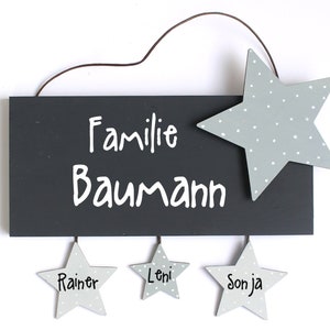 Türschild Familie aus Holz mit Name personalisiert. Holzschild mit Aufhängekordel für die Haustür. Ausgefallenes Geschenk zum Einzug, Umzug, Geburtstag, Valentinstag, Muttertag, Vatertag. Familienschild, Haustürschild für das Zuhause.