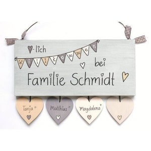 Türschild Familie aus Holz mit Name personalisiert. Holzschild mit Aufhängekordel für die Haustür. Ausgefallenes Geschenk zum Einzug, Umzug, Geburtstag, Valentinstag, Muttertag, Vatertag. Familienschild, Haustürschild für das Zuhause.