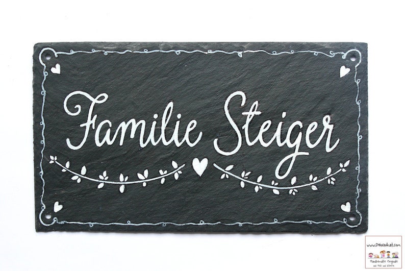 Türschild Familie aus Schiefer mit Name personalisiert. Wetterfestes Schieferschild, Namensschild mit Herz und Ranke. Haustürschild, Familienschild, Willkommensschild, Eingangsschild handbemalt. Individuelles Einzugsgeschenk oder Hochzeitsgeschenk.