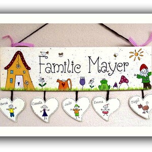 Türschild Familie aus Holz mit Namen personalisiert. Holzschild, Namensschild handbemalt. Haustürschild mit Figuren, Familienschild, Willkommensschild mit Herzanhänger. Eingangsschild für das Zuhause. Einzugsgeschenk / Hochzeitsgeschenk.