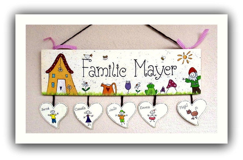 Türschild Familie aus Holz mit Namen personalisiert. Holzschild, Namensschild handbemalt. Haustürschild mit Figuren, Familienschild, Willkommensschild mit Herzanhänger. Eingangsschild für das Zuhause. Einzugsgeschenk / Hochzeitsgeschenk.