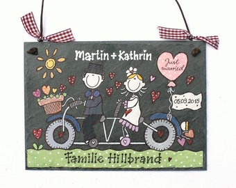 personalisiertes Hochzeitsgeschenk Türschild aus Schiefer mit Braut und Bräutigam auf Fahrrad mit Namen und Hochzeitsdatum. Schild Hochzeit.