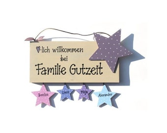 Willkommensschild aus Holz für Familien personalisiert mit Namen und Sternanhänger. Holzschild, Haustürschild, Namensschild mit Sternen.