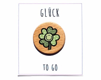 Glück to go aus Holz. Holzscheibe mini handbemalt, witziges Geschenk, Glücksklee, Kleeblatt, Glücksbringer für die Hosentasche