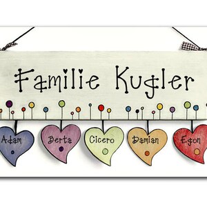 Türschild Familie aus Holz mit Name personalisiert. Holzschild mit Aufhängekordel für die Haustür. Ausgefallenes Geschenk zum Einzug, Umzug, Geburtstag, Valentinstag, Muttertag, Vatertag. Familienschild, Haustürschild für das Zuhause.