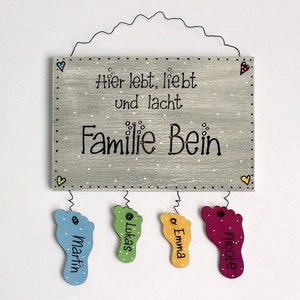 Türschild Familie aus Holz mit Namen personalisiert. Holzschild mit Füßen als Anhänger, Familienschild handbemalt, Haustürschild, Holztürschild, Willkommensschild für Zuhause. Geschenk zu Hochzeit, Geburt, Umzug, Einzug, Weihnachten.