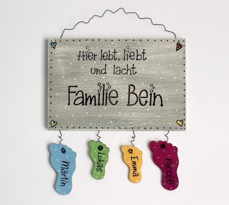 Türschild Familie aus Holz mit Namen personalisiert. Holzschild mit Füßen als Anhänger, Familienschild handbemalt, Haustürschild, Holztürschild, Willkommensschild für Zuhause. Geschenk zu Hochzeit, Geburt, Umzug, Einzug, Weihnachten.