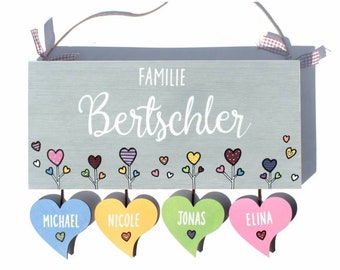 Türschild aus Holz für die Familie mit Namen personalisiert, Holzschild Herzblumen, Familienschild für die Haustür, Schild mit Herzanhänger