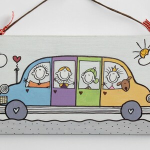 Türschild Familie aus Holz mit Namen personalisiert. Holzschild mit Figuren in Auto, Familienschild handbemalt, Haustürschild mit Aufhängekordel. Holztürschild, Namensschild für Zuhause. Geschenk zu Hochzeit, Geburt, Umzug, Einzug, Weihnachten.