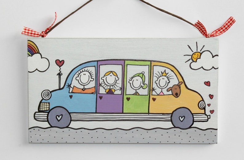 Türschild Familie aus Holz mit Namen personalisiert. Holzschild mit Figuren in Auto, Familienschild handbemalt, Haustürschild mit Aufhängekordel. Holztürschild, Namensschild für Zuhause. Geschenk zu Hochzeit, Geburt, Umzug, Einzug, Weihnachten.