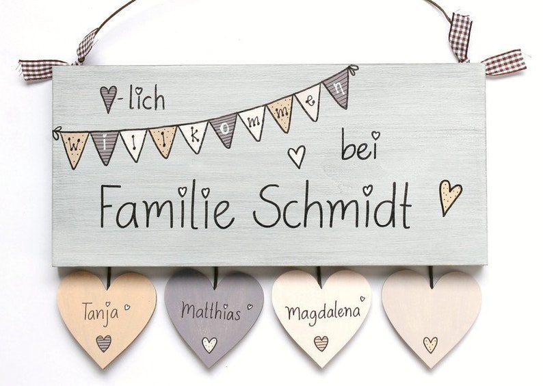 Türschild Familie aus Holz mit Name personalisiert. Holzschild mit Aufhängekordel für die Haustür. Ausgefallenes Geschenk zum Einzug, Umzug, Geburtstag, Valentinstag, Muttertag, Vatertag. Familienschild, Haustürschild für das Zuhause.