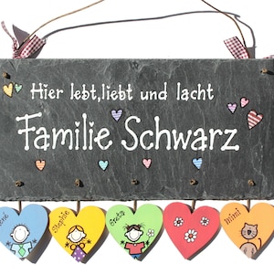 Türschild Familie aus Schiefer personalisiert mit Namen. Wetterfestes Schieferschild mit Herzanhänger und Figuren handbemalt. Namensschild, Haustürschild, Familienschild. Geschenk Hochzeit, Geburt, Umzug, Einzug, Geburtstag, Weihnachtsgeschenk.