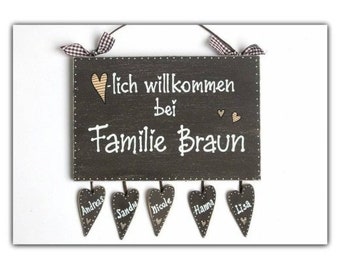 Haustürschild aus Holz für Familien personalisiert mit Namen. Einzigartiges Geschenk. Holzschild Herzlich Willkommen mit Herzanhänger.