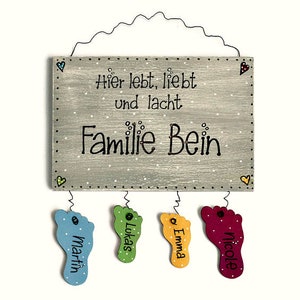 Türschild Familie aus Holz mit Namen personalisiert. Holzschild mit Füßen als Anhänger, Familienschild handbemalt, Haustürschild, Holztürschild, Willkommensschild für Zuhause. Geschenk zu Hochzeit, Geburt, Umzug, Einzug, Weihnachten.