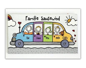 Holzschild für Familien personalisiert mit Namen und Figuren in einem Auto. Türschild aus Holz. Einzigartiges Geschenk zum Einzug.