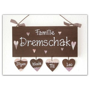 Türschild Familie aus Holz mit Name personalisiert. Holzschild mit Aufhängekordel für die Haustür. Ausgefallenes Geschenk zum Einzug, Umzug, Geburtstag, Valentinstag, Muttertag, Vatertag. Familienschild, Haustürschild für das Zuhause.