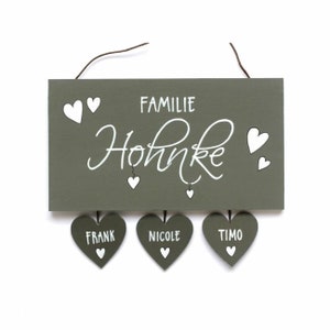 Türschild Familie aus Holz mit Name personalisiert. Holzschild mit Aufhängekordel für die Haustür. Ausgefallenes Geschenk zum Einzug, Umzug, Geburtstag, Valentinstag, Muttertag, Vatertag. Familienschild, Haustürschild für das Zuhause.