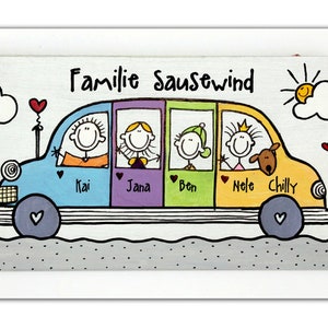 Türschild Familie aus Holz mit Namen personalisiert. Holzschild mit Figuren in Auto, Familienschild handbemalt, Haustürschild mit Aufhängekordel. Holztürschild, Namensschild für Zuhause. Geschenk zu Hochzeit, Geburt, Umzug, Einzug, Weihnachten.