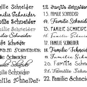 Schriftauswahltabelle für wetterfestes Türschild aus Schiefer für Familien mit Pusteblumen und Schmetterlinge handbemalt und Namen und Herzanhänger personalisiert.