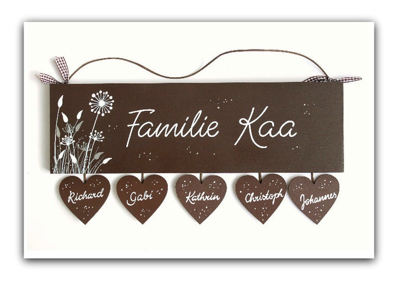 Türschild Familie aus Holz mit Name personalisiert. Holzschild mit Aufhängekordel für die Haustür. Ausgefallenes Geschenk zum Einzug, Umzug, Geburtstag, Valentinstag, Muttertag, Vatertag. Familienschild, Haustürschild für das Zuhause.