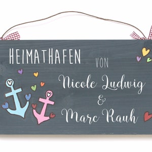 Türschild Familie aus Holz mit Name personalisiert. Holzschild mit Aufhängekordel für die Haustür. Ausgefallenes Geschenk zum Einzug, Umzug, Geburtstag, Valentinstag, Muttertag, Vatertag. Familienschild, Haustürschild für das Zuhause.