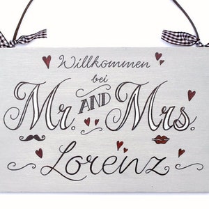 Türschild Mr. & Mrs. aus Holz mit Namen personalisiert. Holzschild Wiilkommen, Familienschild handbemalt, Haustürschild mit Aufhängekordel. Holztürschild, Willkommensschild für Zuhause. Geschenk zu Hochzeit, Geburt, Umzug, Einzug, Weihnachten.