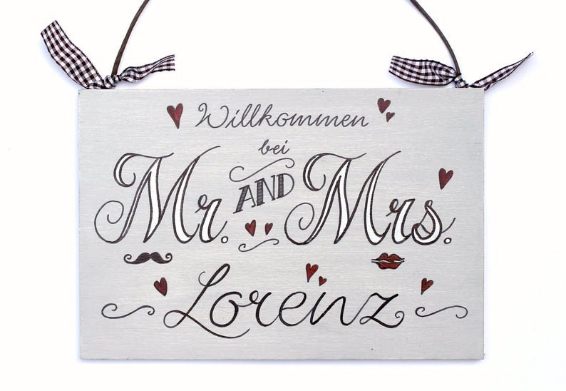 Türschild Mr. & Mrs. aus Holz mit Namen personalisiert. Holzschild Wiilkommen, Familienschild handbemalt, Haustürschild mit Aufhängekordel. Holztürschild, Willkommensschild für Zuhause. Geschenk zu Hochzeit, Geburt, Umzug, Einzug, Weihnachten.