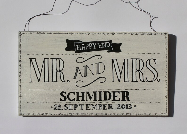 Hochzeitsgeschenk personalisiert mit Name undHochzeitsdatum. Türschild aus Holz für das Brautpaar. Holzschild Mr. & Mrs. für Braut und Bräutigam. Einzigartiges, besonderes Geschenk zur Hochzeit. Schild mit Aufhängekordel für die Haustür.