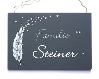 Türschild aus Holz für die Familie mit Name personalisiert, Holzschild mit Feder, Familientürschild, personalisiertes Geschenk für Zuhause