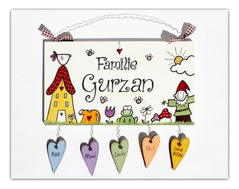 Holztürschild für die ganze Familie personalisiert mit Namen und Herzanhänger, Türschild aus Holz für die Haustür, Geschenk für das Zuhause.