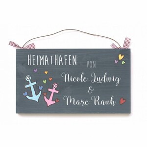 Türschild Familie aus Holz mit Name personalisiert. Holzschild mit Aufhängekordel für die Haustür. Ausgefallenes Geschenk zum Einzug, Umzug, Geburtstag, Valentinstag, Muttertag, Vatertag. Familienschild, Haustürschild für das Zuhause.